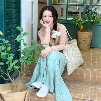 你一个企业家，亲自给顾客开车门